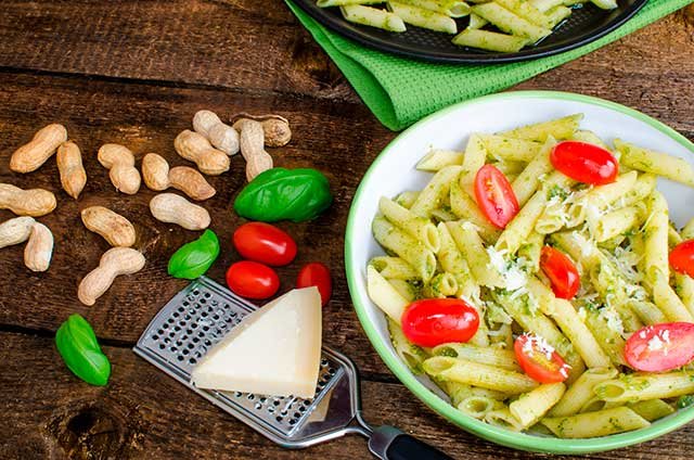 como-servir-molho-pesto