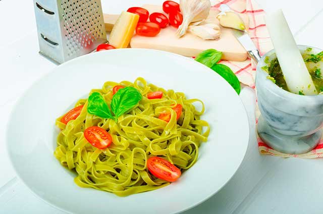 macarrao-ao-molho-pesto