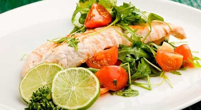 Carnes: Receita de Paillard de Frango Grelhado com Limão e Pimenta Preta e Salada de Rúcula-Tomate