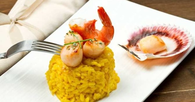 Peixes: Receita de Risoto com Aspargos e Camarão Assado